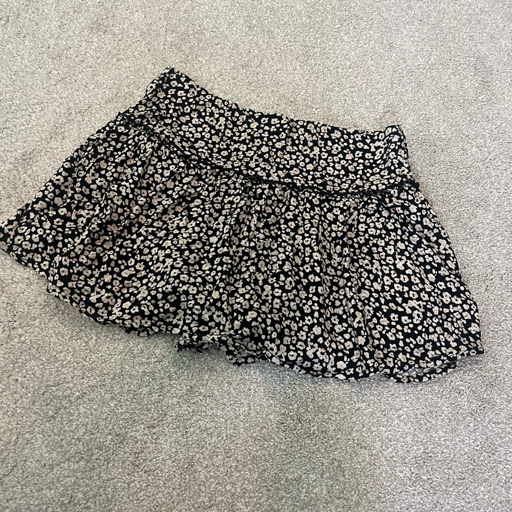 Urban Romantics Ruffled Shorts Size L